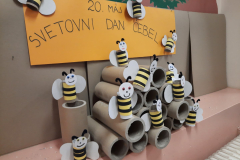 Prvošolci izdelali svoj čebelnjak ob svetovnem dnevu čebel.