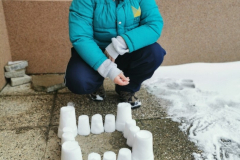 Tretješolci pri LUM ustvarjali kipe iz naravnega materiala – snega!